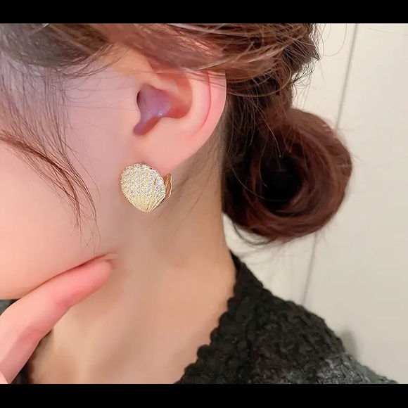 18k Gold Plated Sea Shell Earrings - Picture 3 of 5
